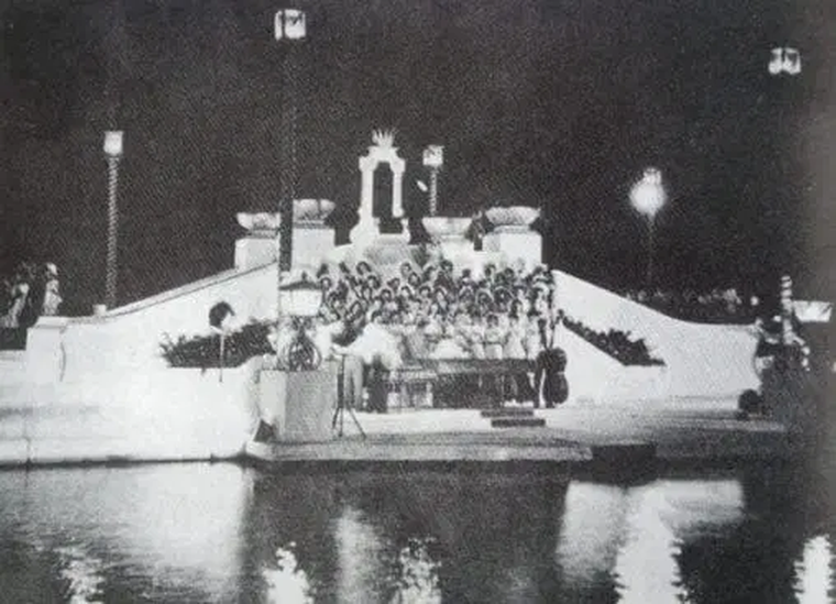 El escenario flotante del acto central. El escenario flotante del acto central.