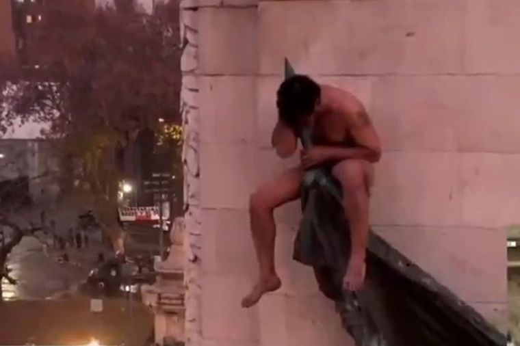 El hombre se subió al Monumento a los Dos Congresos. Foto: Captura de video
