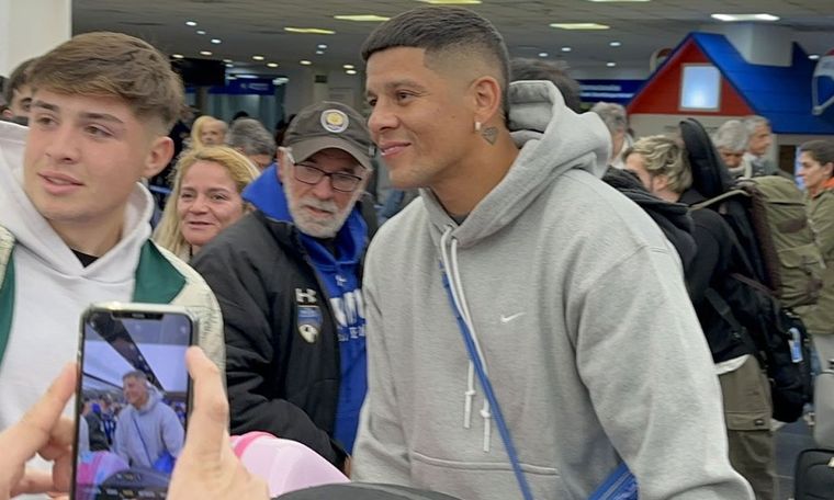Rojo arribó cerca de las 19.30 a Argentina.