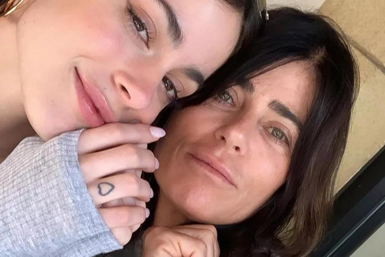 TINI Y SU MAMÁ SON INSEPARABLES. LA ARTISTA CONTÓ SIEMPRE CON EL APOYO DE MARIANA Y ALEJANDRO STOESSEL.