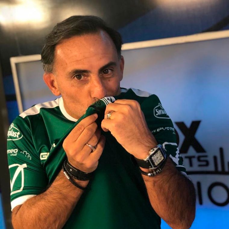 Diego Latorre con la camiseta de Ferro, el club del que es hincha declarado. Diego Latorre con la camiseta de Ferro, el club del que es hincha declarado.