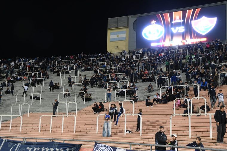 Las hinchas azules, llegaron temprano.&nbsp;