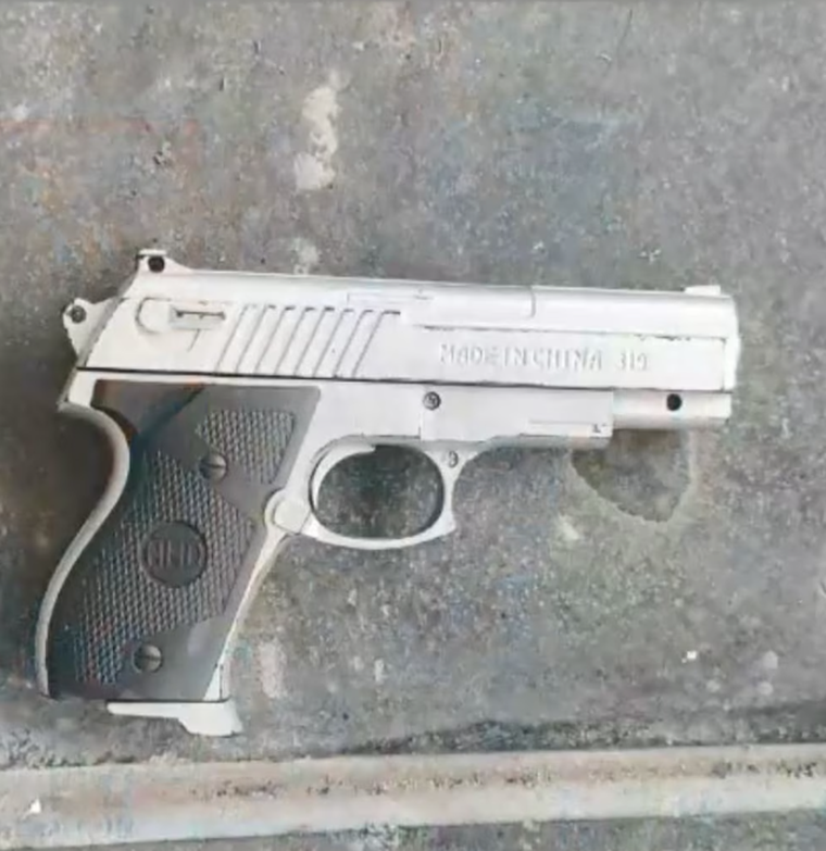 El arma que el detenido llevaba consigo para amenazar a sus víctimas. El arma que el detenido llevaba consigo para amenazar a sus víctimas.