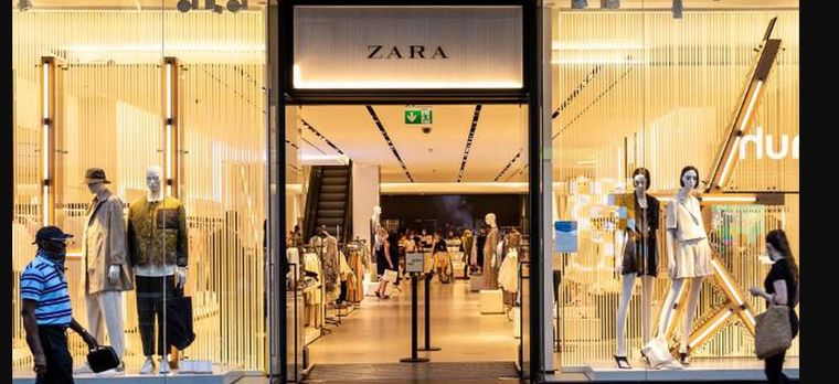 Zara es una de las tiendas internacionales que universaliza la moda para cada segmento. Foto: .elpais.com/