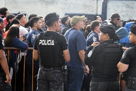 El caos se apoderó de la venta de entradas para los hinchas de Independiente Rivadavia de cara a la final de Copa Argentina. El caos se apoderó de la venta de entradas para los hinchas de Independiente Rivadavia de cara a la final de Copa Argentina.