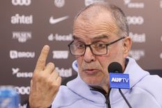 Bielsa analizó sobre el peso de la responsabilidad y lo que estaría dispuesto a resignar por alcanzar la gloria máxima. Bielsa analizó sobre el peso de la responsabilidad y lo que estaría dispuesto a resignar por alcanzar la gloria máxima.