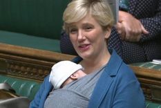 Stella Creasy en la Cámara de los Comunes con su hijo en septiembre pasado. Foto: PA MEDIA