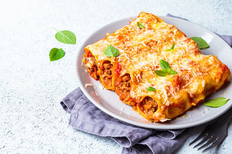 En el siglo XVIII se cocinaban canelones sin pasta, usando crepes o láminas de pan como envoltorio del relleno. Por eso con los años se convirtió en una receta mucho más práctica. En el siglo XVIII se cocinaban canelones sin pasta, usando crepes o láminas de pan como envoltorio del relleno. Por eso con los años se convirtió en una receta mucho más práctica.