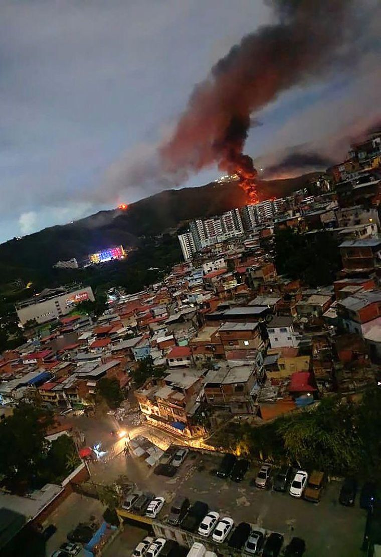 Los vecinos de Fuerte Tiuna y de La Carlota, dos de las bases que hay en Caracas, se despertaron por los cohetes que cayeron sobre ellas.