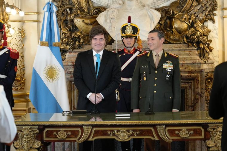 El presidente Javier Milei le tomó juramento a Carlos Presti como nuevo ministro de Defensa. El presidente Javier Milei le tomó juramento a Carlos Presti como nuevo ministro de Defensa.