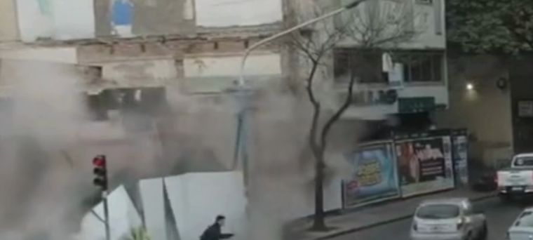 Bomberos, efectivos policiales y médicos trabajaron en el lugar para atender a los heridos Foto: Captura video