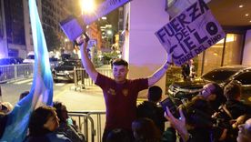 Decenas de libertarios se acercaron al Hotel Libertador para festejar la victoria de Adorni en las elecciones legislativas Foto: Juan Mateo Aberastain/ MDZ