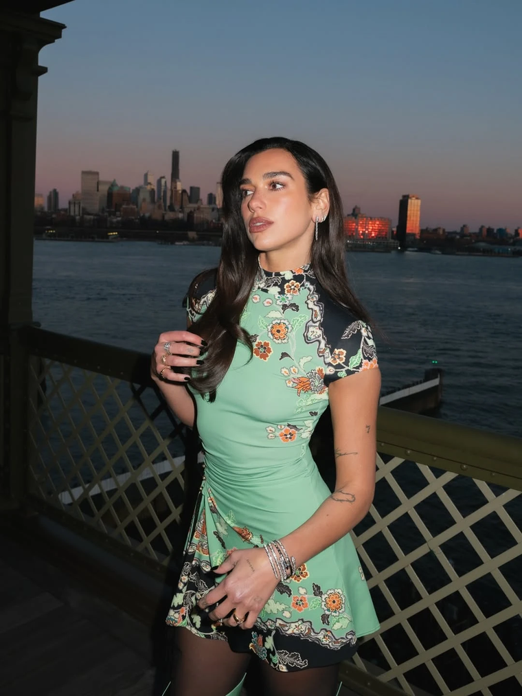 Dua Lipa y el look oriental que conquistó Nueva York. Dua Lipa y el look oriental que conquistó Nueva York.