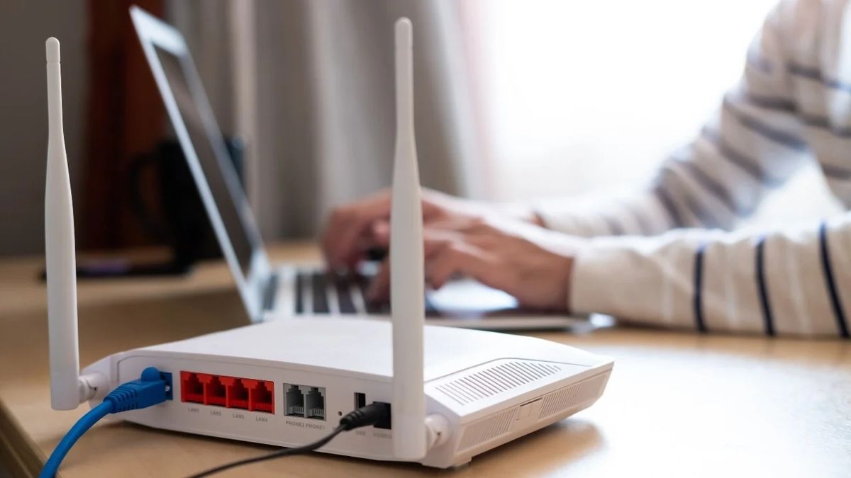 El sencillo cambio en tu router que puede mejorar la señal de WiFi en toda la casa