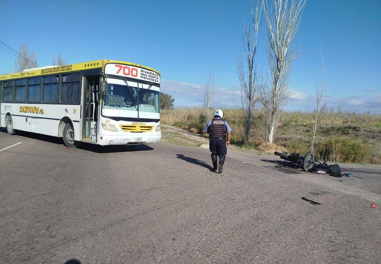 El motociclista fue trasladado de urgencia al Hospital Saporiti, pero falleció poco después de ingresar.