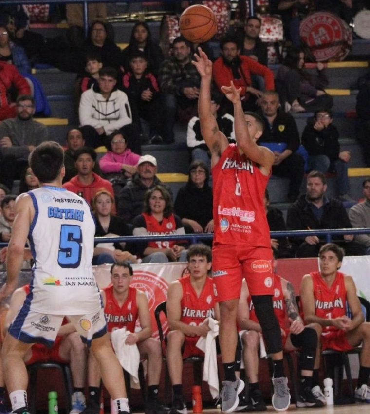 Tras haber perdido el primer duelo, Huracán Las Heras se repuso en casa y estiró la serie al tercer partido. Tras haber perdido el primer duelo, Huracán Las Heras se repuso en casa y estiró la serie al tercer partido.