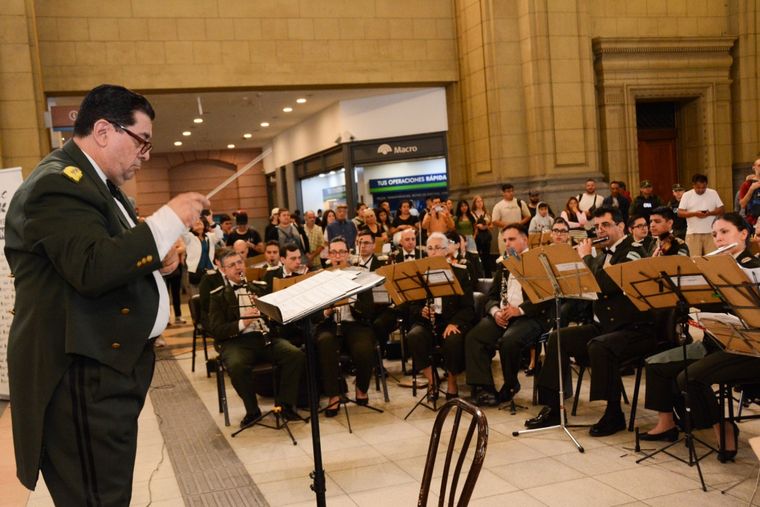 Los pasajeros del Tren Roca, sorprendidos por la sinfónica de la Gendarmería Nacional.