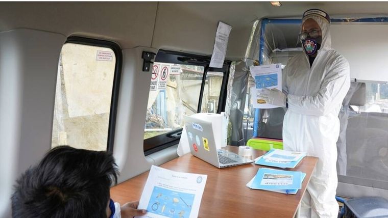 Impartición de una clase a una estudiante en el aula móvil creada por la escuela Dream House para llegar a las zonas rurales de Chile.