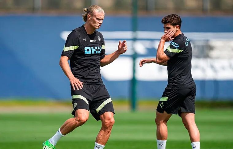 Erling Haaland y Julián Álvarez El delantero noruego publicó una foto con Julián Álvarez en el entrenamiento del City.