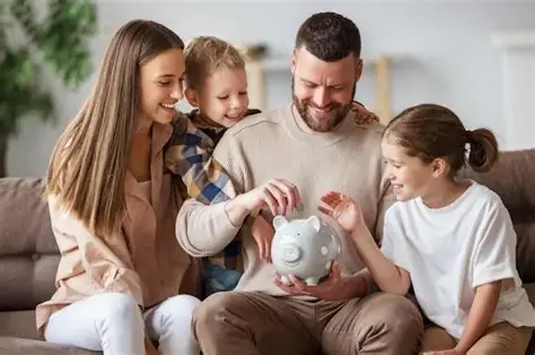 Ahorrar implica postergar consumo presente para disponer de recursos en el futuro. Ahorrar implica postergar consumo presente para disponer de recursos en el futuro.