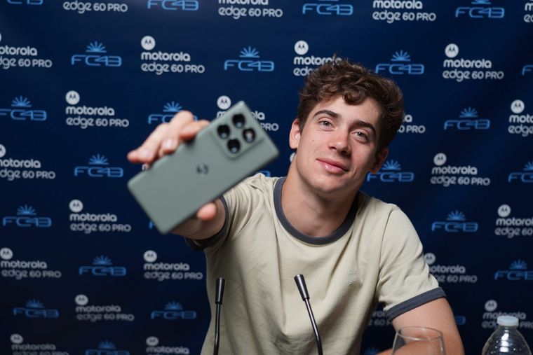 Franco Colapinto se suma al “Team” Motorola con el motorola edge 60 pro como nuevo compañero.