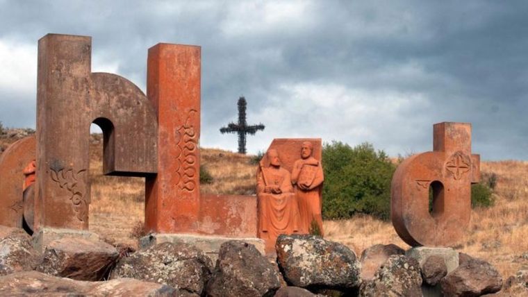 Algunas en grupo, otras solitarias, las letras están distribuidas por todo el parque.