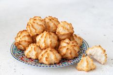 Receta rápida de galletas de coco caseras, doradas y con un aroma irresistible.