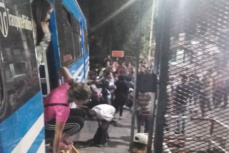 Morón: una persona se acostó sobre las vías y fue arrollado por el tren. Morón: una persona se acostó sobre las vías y fue arrollado por el tren.