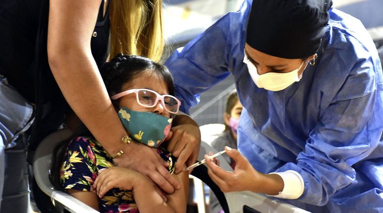 El objetivo es llegar al inicio de clases, entre fines de febrero e inicios de marzo, con la mayor cantidad de niños con el esquema completo. Foto: TELAM