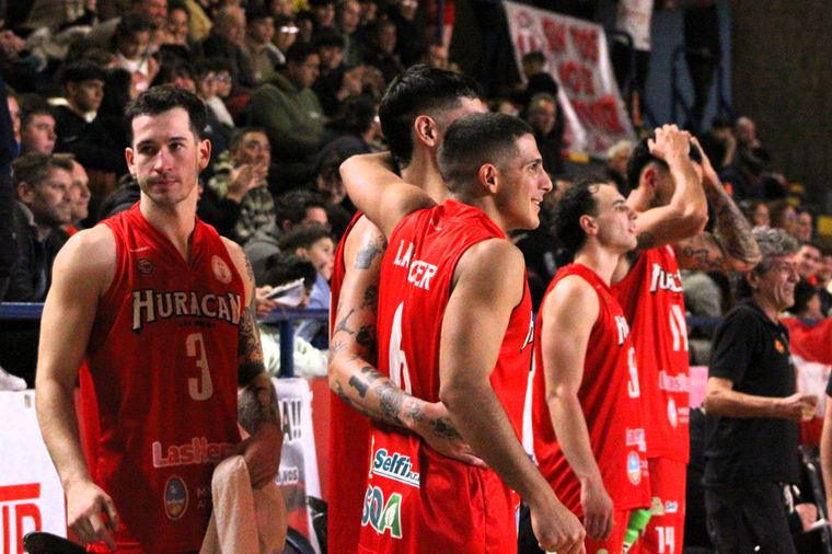 Huracán Las Heras venció a Talleres de Tafí Viejo en el primer duelo de los cuartos de final de la Liga Federal de básquet.
