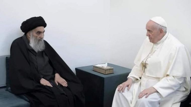 El papa Francisco se reunió durante 45 minutos con el principal líder religioso chiita, el ayatolá Ali Al Sistani. (Fuente: REUTERS)
