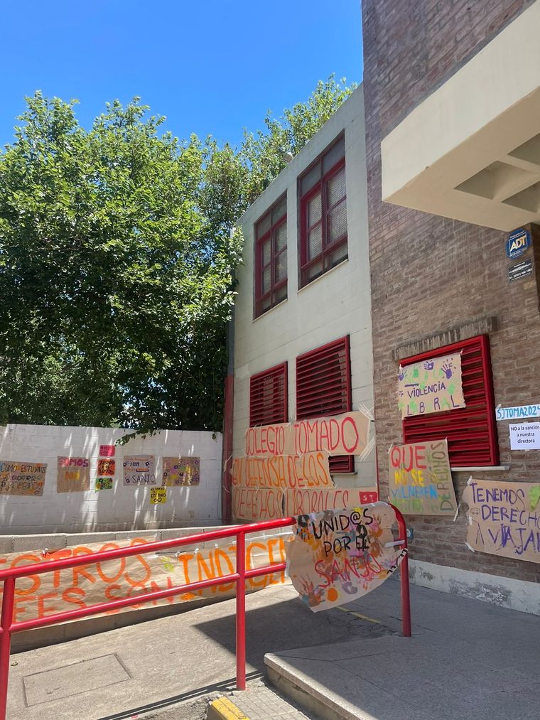 La institución lleva un día tomada en manos de estudiantes, docentes y padres Foto: X