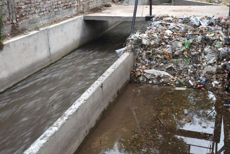 Toneladas de basura de acumulan en los cauces de Mendoza. Toneladas de basura de acumulan en los cauces de Mendoza.