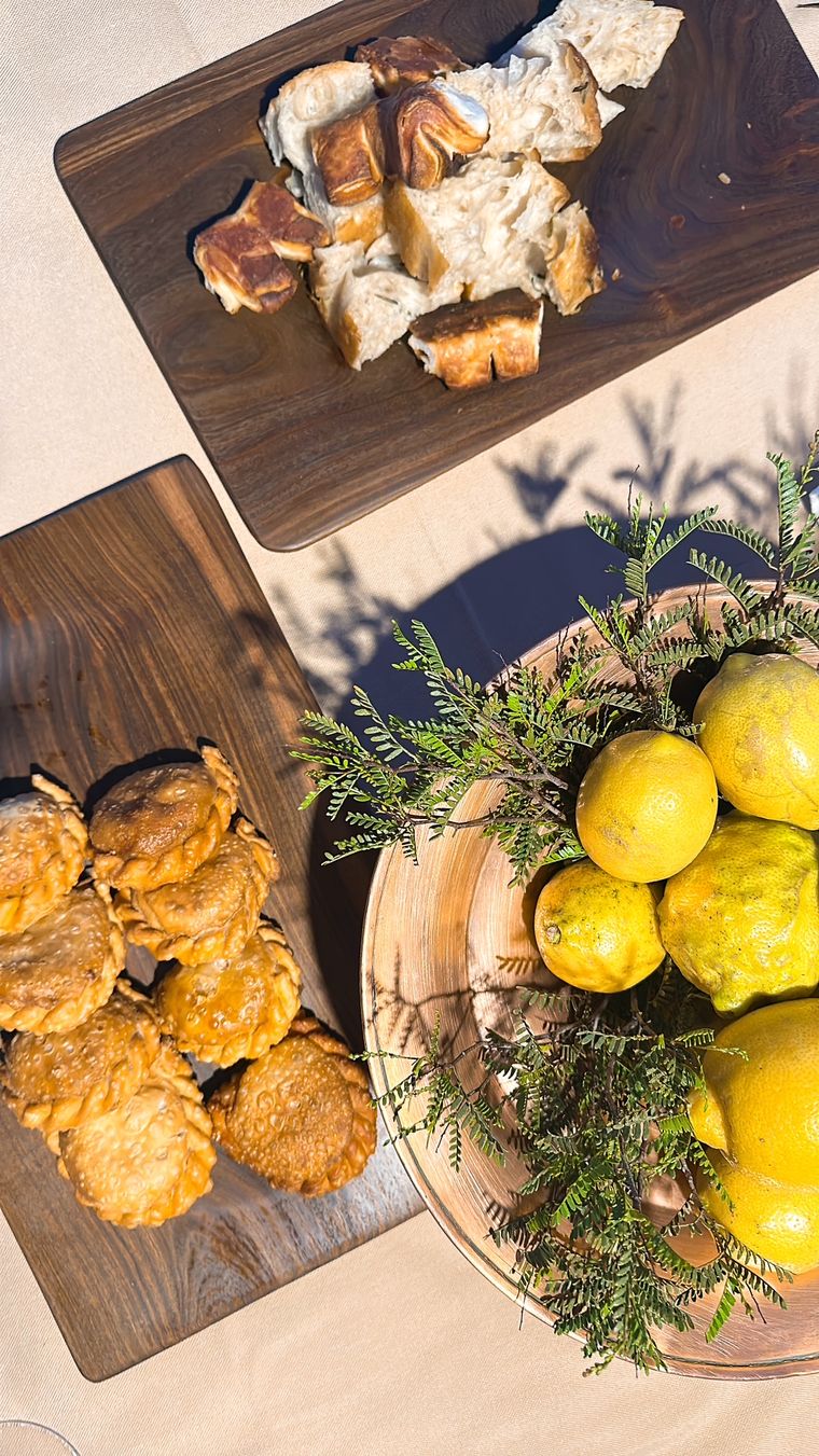 La deliciosa cena comenzó con empanadas. La deliciosa cena comenzó con empanadas.