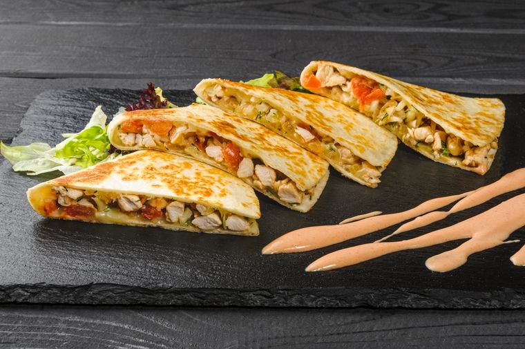 La receta de quesadillas nacieron en México y originalmente se hacían solo con tortilla y queso. El pollo es una variante moderna muy popular. La receta de quesadillas nacieron en México y originalmente se hacían solo con tortilla y queso. El pollo es una variante moderna muy popular.