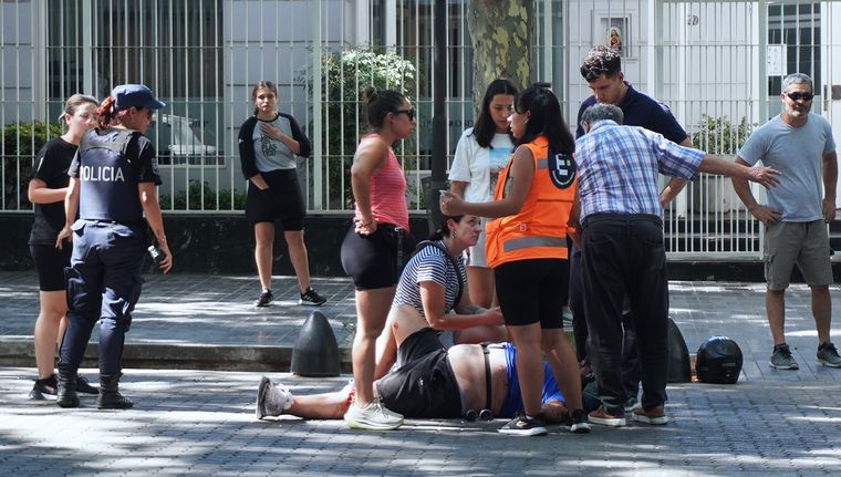 El motociclista sufrió heridas en su rodilla izquierda. Foto: Rodrigo DAngelo / MDZ