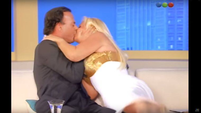 El apasionado beso durante la emisión del programa de Susana en 2005 Foto: YouTube - Telefé