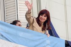 Cristina Kirchner en el balcón del Instituto Patria. Foto: EFE Cristina Kirchner en el balcón del Instituto Patria. Foto: EFE