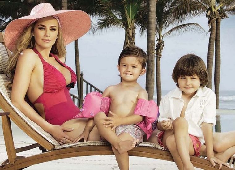 Aracely Arámbula junto a sus hijos, Miguel y Daniel. Foto: Instagram/Aracely Arámbula