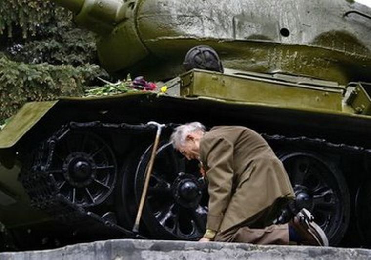 Momento en que el viejo soldado se reune con su antiguo tanque. Foto: Meridianos