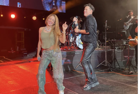 Shakira lució un jeans con strass, la prenda más deseada de la temporada, en el recital de Carlos Vives Foto: Carlos Valencia