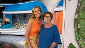 Savannah Guthrie junto a su madre en el set del Today Show de NBC.
