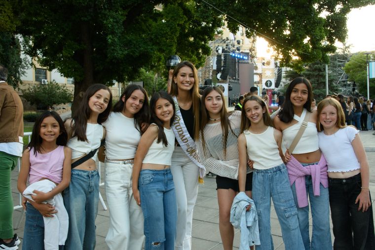 La reina de la vendimia de la Ciudad de Mendoza recibió muchísimos pedidos de fotos. La reina de la vendimia de la Ciudad de Mendoza recibió muchísimos pedidos de fotos.