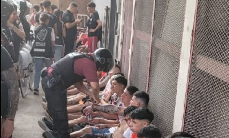 Los hinchas detenidos en el clásico Huracán - San Lorenzo. Foto: X Waldo Wolff
