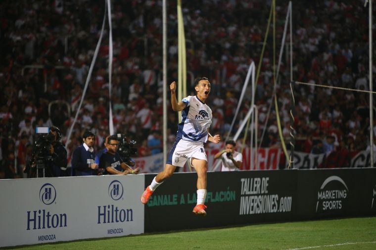 Independiente Rivadavia goleó a River en el Malvinas en una noche histórica. Foto: prensa CSIR.