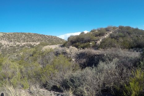 Aparecieron pintadas en rocas de un cerro de El Challao y quienes circulaban por el lugar no dudaron en denunciarlo. (Foto ilustrativa) Aparecieron pintadas en rocas de un cerro de El Challao y quienes circulaban por el lugar no dudaron en denunciarlo. (Foto ilustrativa)