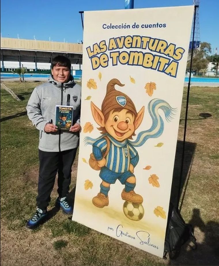 Algunos jóvenes hinchas del Tomba ya tienen su edición del cuento. Algunos jóvenes hinchas del Tomba ya tienen su edición del cuento.