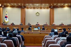 El Tribunal Constitucional de la República de Corea inició este martes la primera audiencia del juicio político contra el presidente Yoon Suk-yeol Foto: EFE