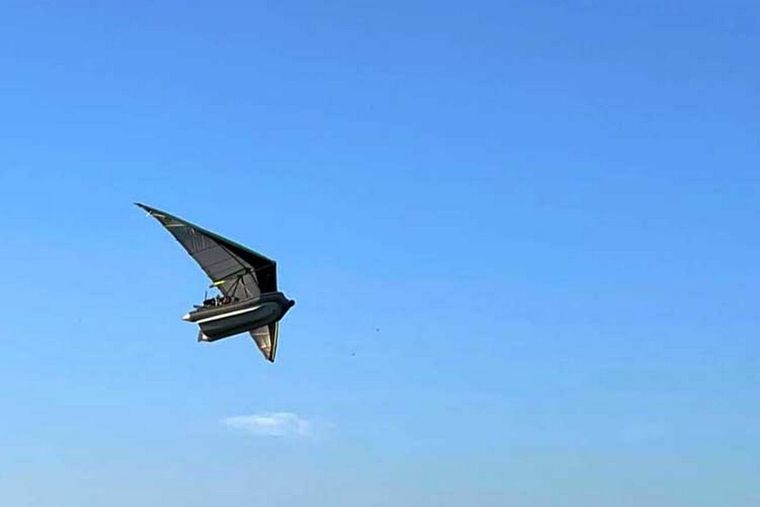 La lancha voladora es en realidad un gomón adaptado con un ala delta que fue incautada por Prefectura cuando sobrevolaba ayer en el sector costero de San Isidro. Foto: Captura de video