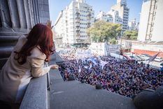 El Senado reforzó la seguridad y suspendió parte de su actividad ante la multitud que se concentró frente al despacho de Cristina Fernández de Kirchner.